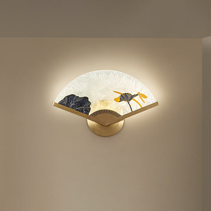 Moderne chinesische Glas-Faltfächer-förmige Messing-LED-Wandleuchte 