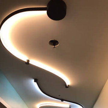 Moderne lange Aluminium-Schlangenform 1-Licht gebogene LED-Wandleuchte 