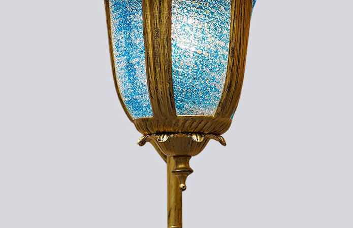 Böhmische marokkanische blaue Eisen-Wandleuchte mit 1 Licht und gebogenem Arm