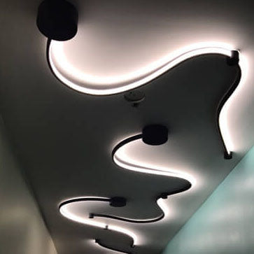 Moderne lange Aluminium-Schlangenform 1-Licht gebogene LED-Wandleuchte 
