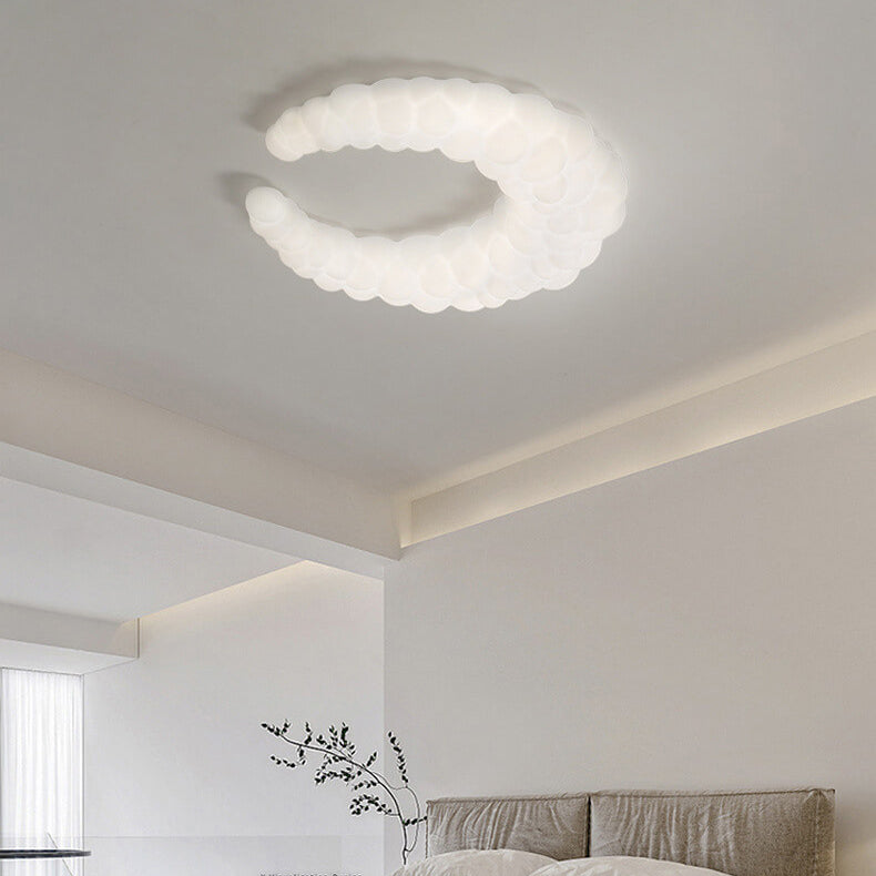 Nordische, minimalistische, milchweiße, halbmondförmige LED-Deckenleuchte zur bündigen Montage 