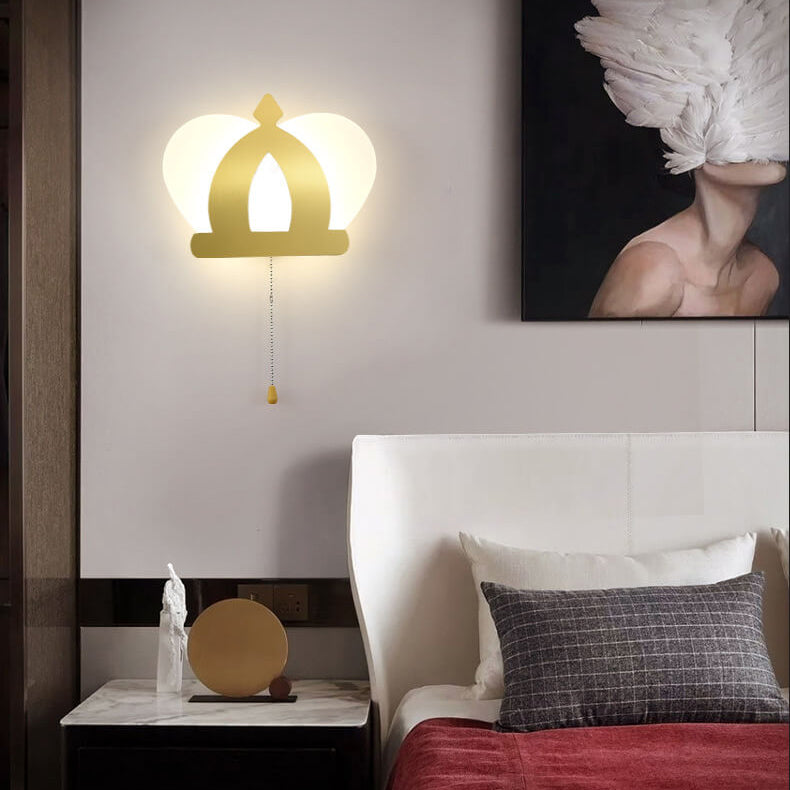 Moderne minimalistische LED-Wandleuchte aus Acryl mit goldener Krone