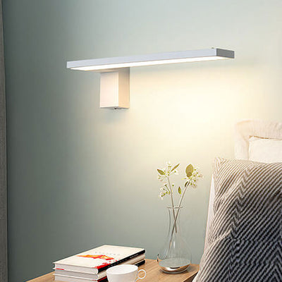 Moderne minimalistische LED-Wandleuchte mit langem Stab und quadratischem Sockel