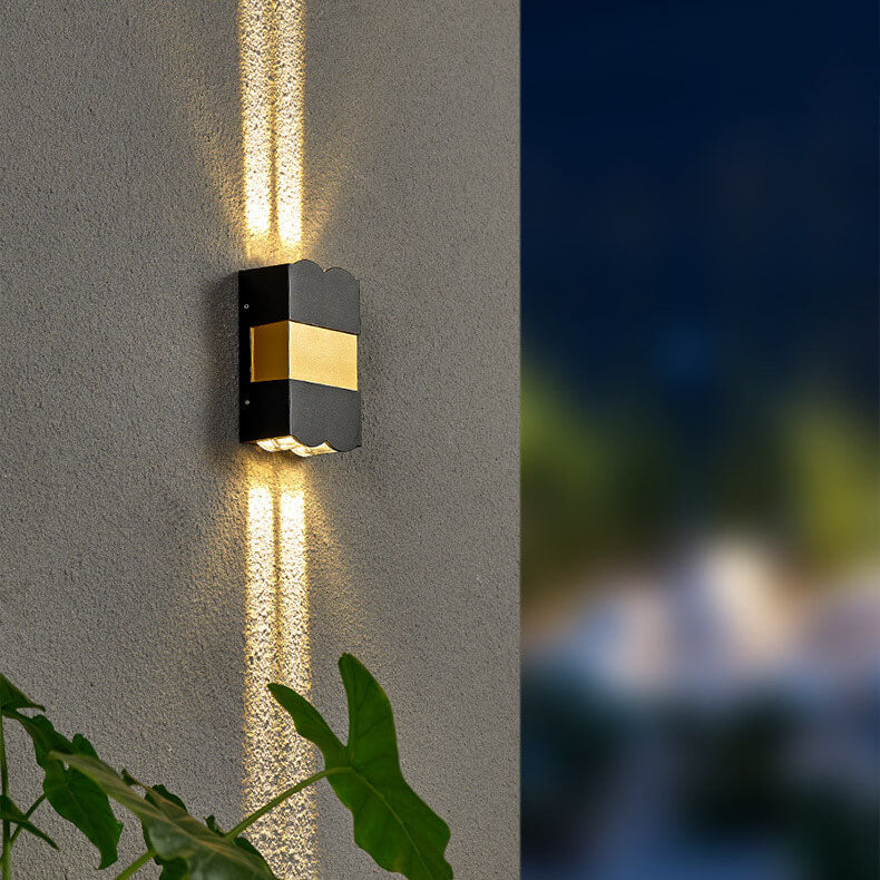 مصباح حائط خارجي مقاوم للماء بتصميم مستطيل حديث من الألومنيوم والزجاج مع إضاءة LED 