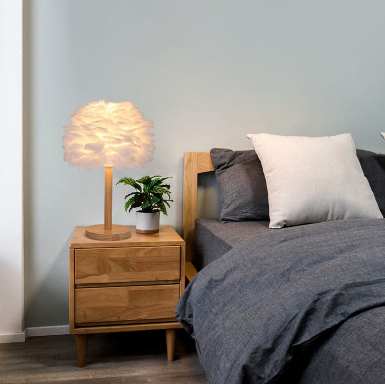 Lampe de table moderne et créative à 1 lumière en bois massif avec plumes décoratives 
