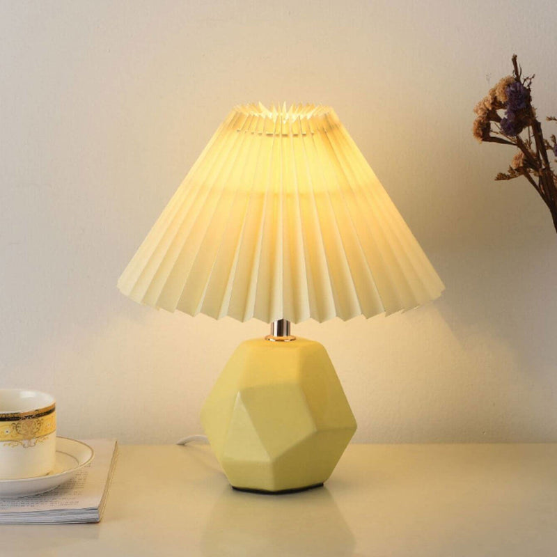 Lampe de table 1 lumière avec abat-jour plissé jaune lait nordique et base en céramique géométrique 