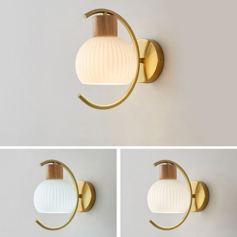 Zeitgenössische nordische 1-flammige Wandleuchte aus Acryl, Holz und Eisen mit Kugel- und Streifendesign für das Wohnzimmer 