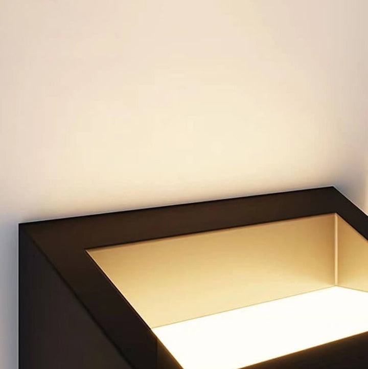 Moderna lámpara de pared solar impermeable trapezoidal de acero inoxidable y acrílico con LED para exteriores 