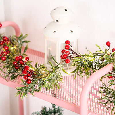 Guirlande lumineuse décorative à piles avec LED, fil de cuivre, aiguilles de pin, fruits rouges de Noël 