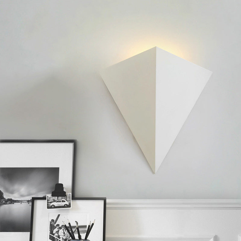 مصباح حائط إبداعي LED مثلث هندسي من الحديد الصناعي 