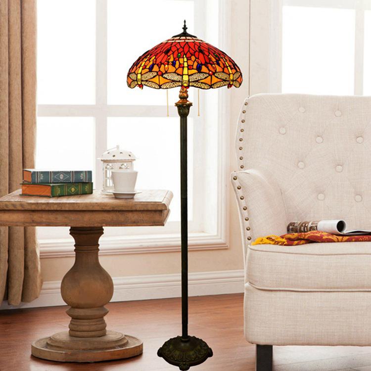 Lámpara de pie de dos luces con vitral Tiffany vintage de libélula roja 