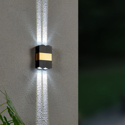 مصباح حائط خارجي مقاوم للماء بتصميم مستطيل حديث من الألومنيوم والزجاج مع إضاءة LED 