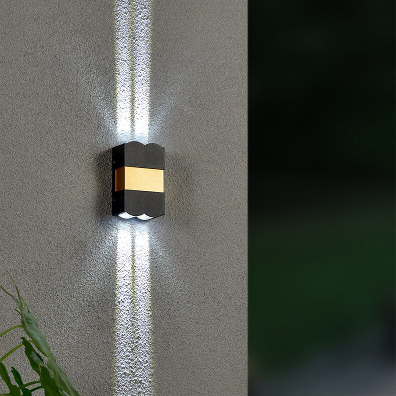 مصباح حائط خارجي مقاوم للماء بتصميم مستطيل حديث من الألومنيوم والزجاج مع إضاءة LED 