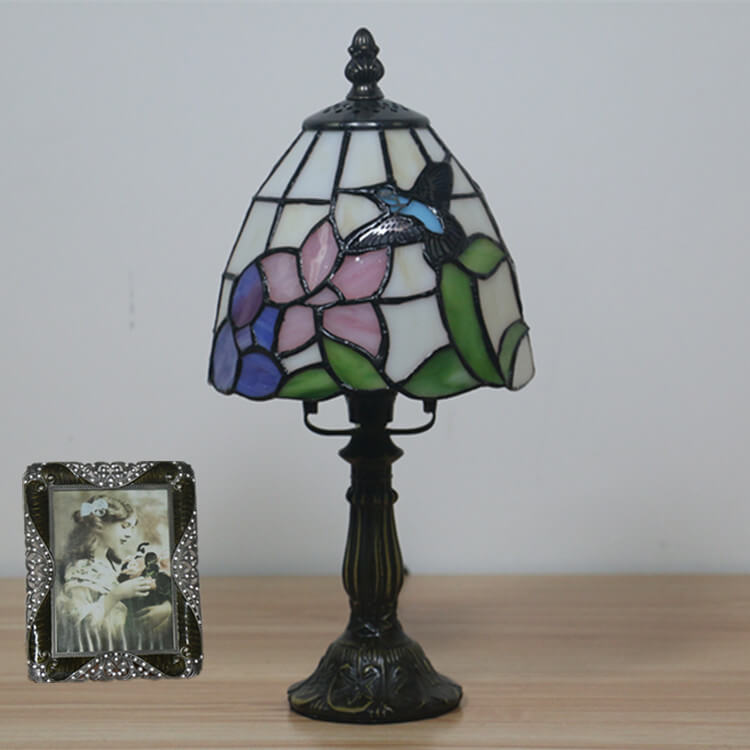Lámpara de mesa Tiffany tradicional redonda de aleación y vidrio con pantalla cónica tipo domo de 1 luz para dormitorio 