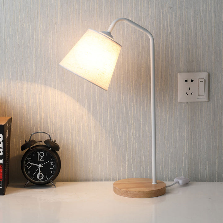 Lampe de table à 1 lumière avec abat-jour conique en lin et base en bois minimaliste nordique 