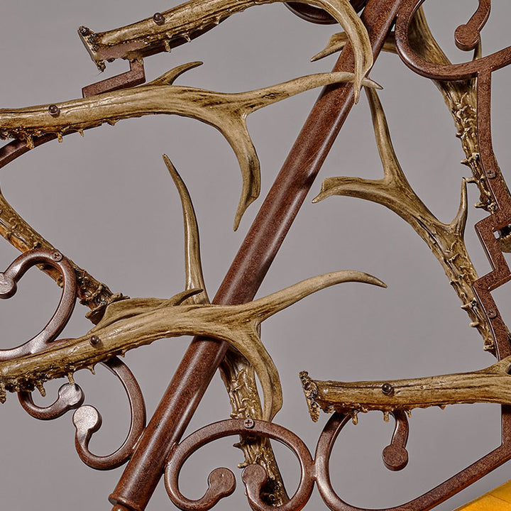 Traditioneller Vintage-2-flammiger Kronleuchter aus Kunstharz in Geweih-Optik mit Lampenschirmen in Lammfell-Optik für das Esszimmer 