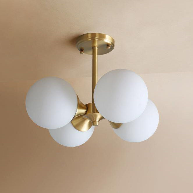 Lustre à 4 lumières avec cadre doré moderne de style mi-siècle et globe en verre pour salon 