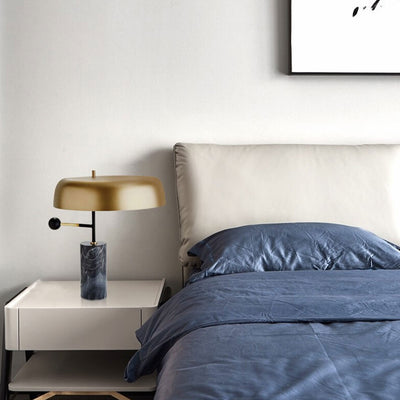 Lampe de table moderne avec base de colonne en marbre ombrée d'or et une lumière 