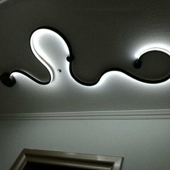Moderne lange Aluminium-Schlangenform 1-Licht gebogene LED-Wandleuchte 