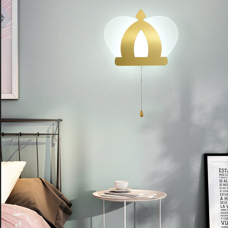 Moderne minimalistische LED-Wandleuchte aus Acryl mit goldener Krone