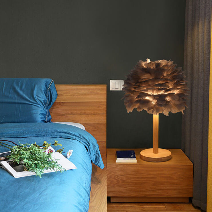 Lampe de table moderne et créative à 1 lumière en bois massif avec plumes décoratives 