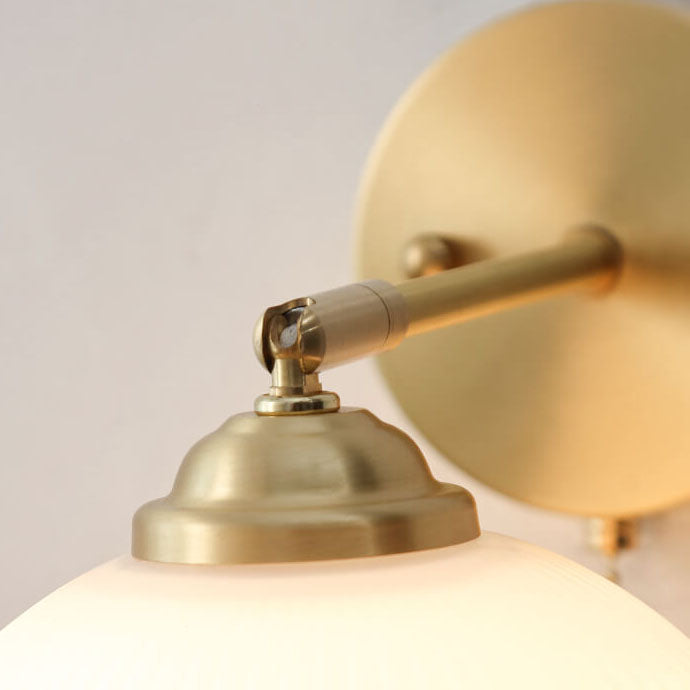 Zeitgenössische nordische Wandlampe mit Zugschalter, 1-flammig, aus weiß gestreiftem Glas und Messing, für das Schlafzimmer 