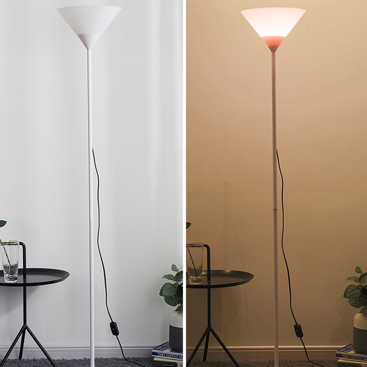 Kreative, minimalistische Kegelschirm-Stehlampe mit 1 Licht