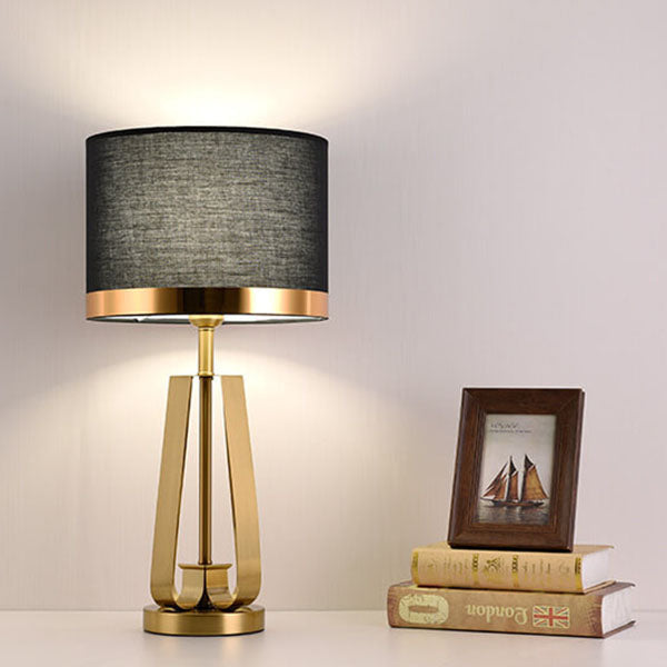 Moderne Luxus-Tischlampe mit schwarzem Stoff, goldener geometrischer Basis und 1 Leuchte