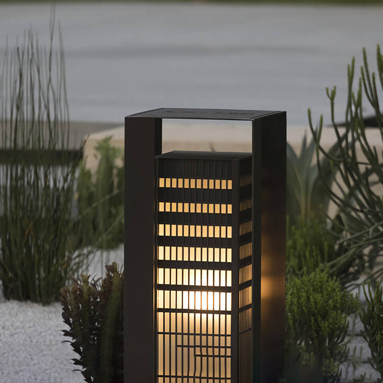 Lámpara de piso para patio de césped LED al aire libre de forma cuadrada de metal solar 