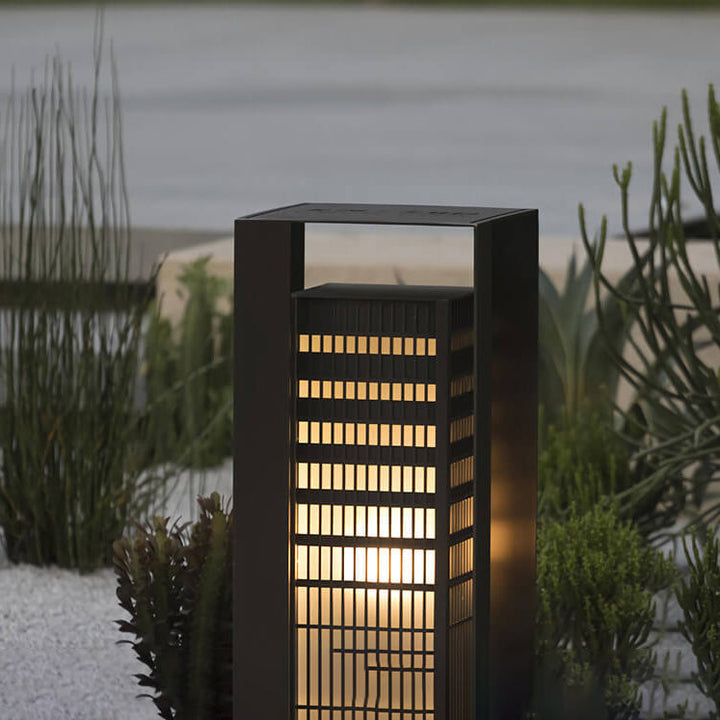 Lámpara de piso para patio de césped LED al aire libre de forma cuadrada de metal solar 