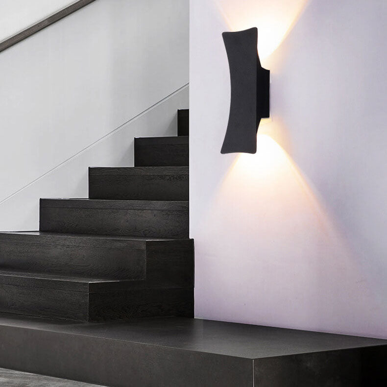 Moderne, einfache, rechteckige, gebogene, wasserdichte LED-Wandleuchte für den Außenbereich 