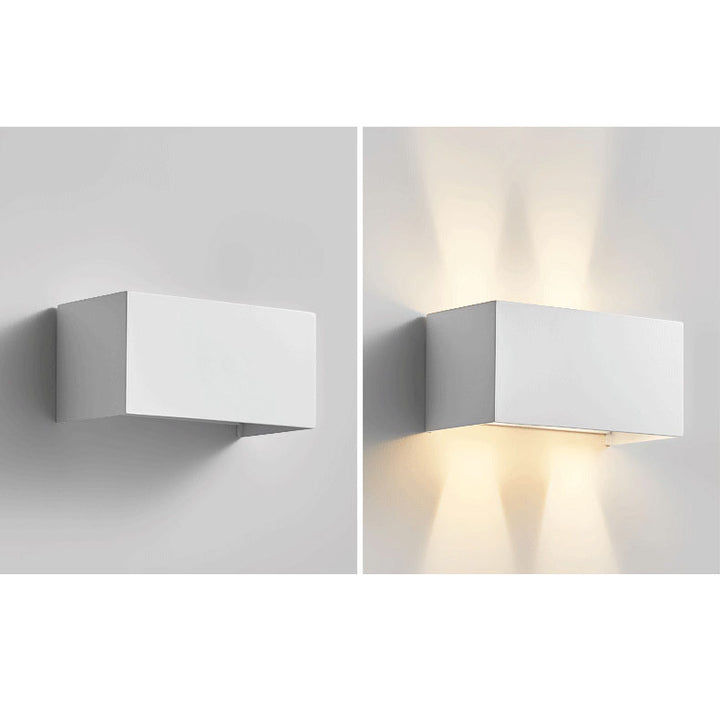 Moderne minimalistische LED-Lesewandleuchte aus Aluminium in quadratischer, flacher Form mit verstellbarem Lichtkegel für den Eingangsbereich 
