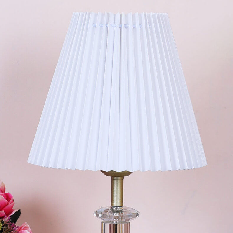 Lampe de table moderne minimaliste en tissu plissé en forme de cône avec matériel en cristal à 1 lumière 