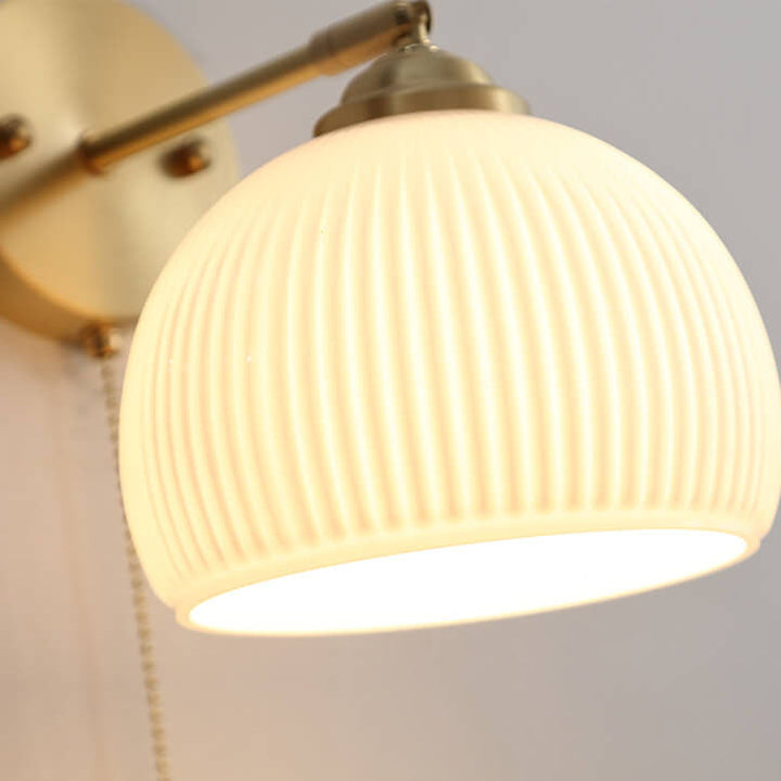 Zeitgenössische nordische Wandlampe mit Zugschalter, 1-flammig, aus weiß gestreiftem Glas und Messing, für das Schlafzimmer 