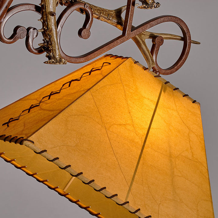 Traditioneller Vintage-2-flammiger Kronleuchter aus Kunstharz in Geweih-Optik mit Lampenschirmen in Lammfell-Optik für das Esszimmer 