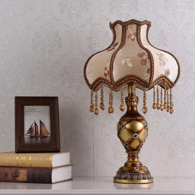 Europäische Vintage Stoff Quaste Perle Harz 1-Licht Tischlampe 