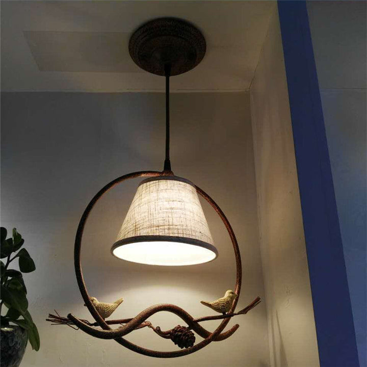 Traditionelle rustikale Stoffschirm Eisenring Harz Vogel 1-Licht Pendelleuchte für Schlafzimmer