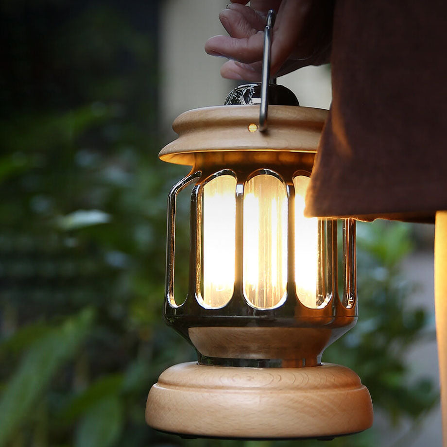 مصباح تخييم محمول قابل لإعادة الشحن على شكل إبريق شاي قديم مع قاعدة خشبية LED 