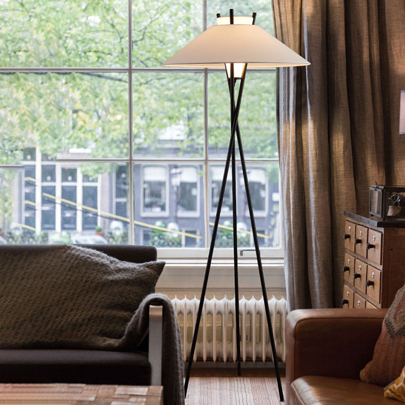Zeitgenössische, schlichte Stehlampe mit halbkonischem Stoffschirm und Eisenstativ, 1 Licht, fürs Arbeitszimmer