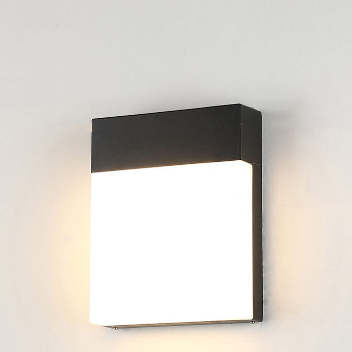 Einfache quadratische LED-Wandleuchte aus mattiertem Aluminium im Freien