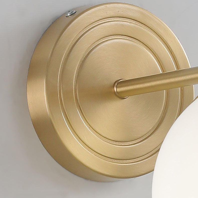 Aplique de pared de 1 luz con esfera de vidrio de lujo moderno y base de cobre para dormitorio 