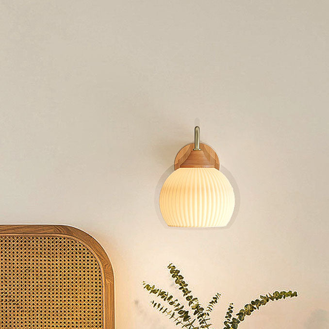 Moderne nordische 1-flammige Wandleuchte aus Eisen und Glas mit gestreiftem Rundholz für Wohnzimmer &amp; Schlafzimmer 