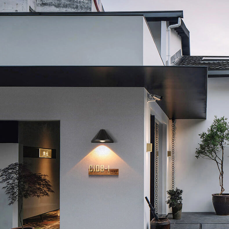 Lámpara de aplique de pared exterior LED moderna minimalista en forma de cono triangular impermeable de aluminio con lente esmerilada 