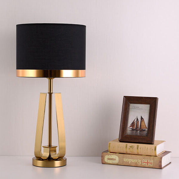Moderne Luxus-Tischlampe mit schwarzem Stoff, goldener geometrischer Basis und 1 Leuchte