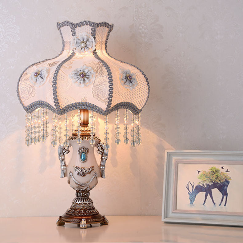 Traditionelle europäische runde Blumenperlen-Harzgewebe-1-Licht-Tischlampe für Schlafzimmer 