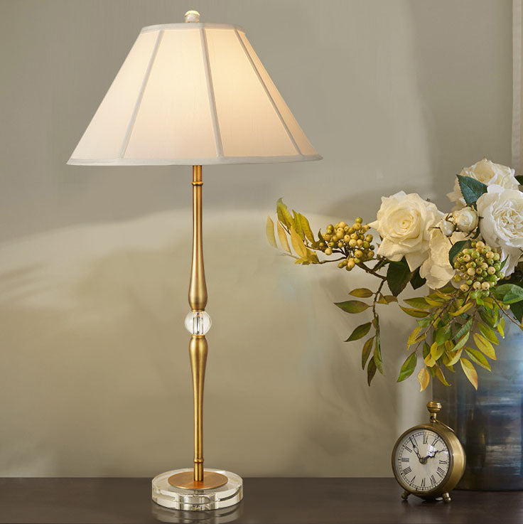 Lámpara de mesa de 1 luz con pantalla cónica plisada de tela de lujo europea y base larga 