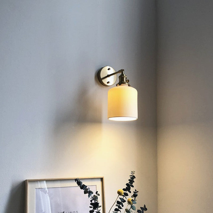 Japanischer Retro Minimalistischer Zylinder Oval Messing Lucite 1-Licht Wandleuchte 