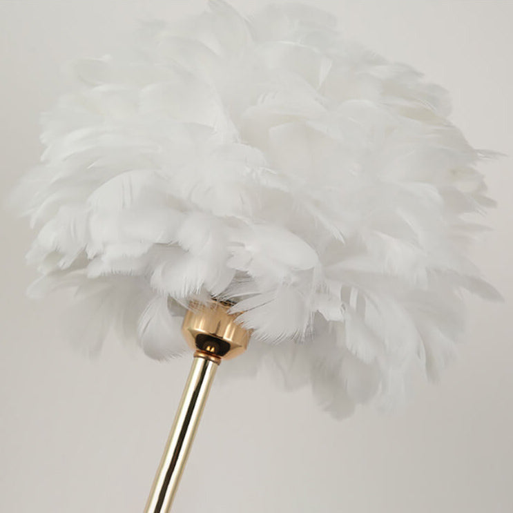 Lampe de table moderne à 1 lumière avec base en cristal et plumes 