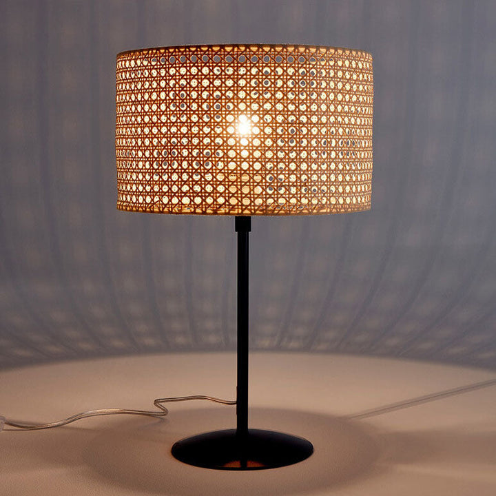 Traditionelle rustikale Rattan-Weberei Zylinder 1-Licht Tischlampe für das Heimbüro 
