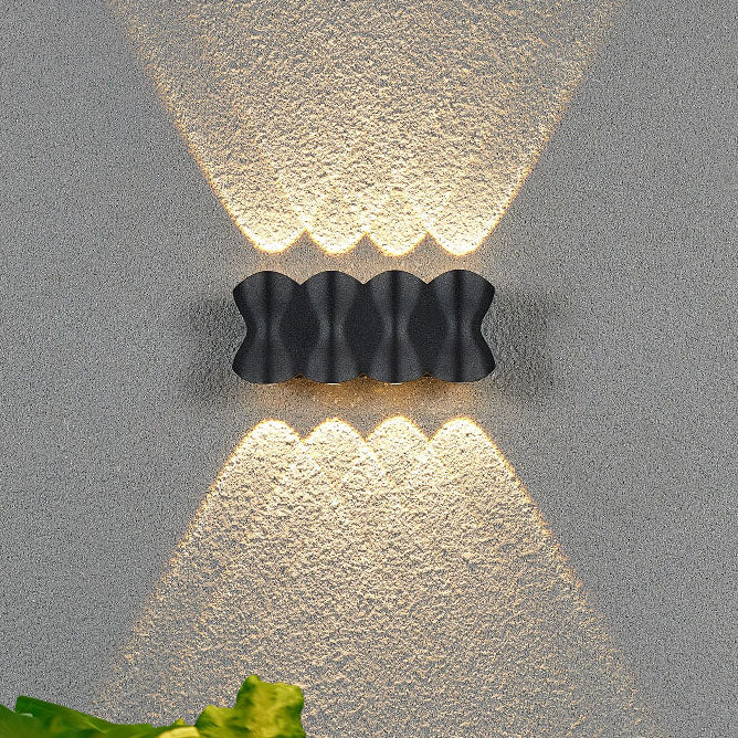 مصباح حائط LED مقاوم للماء في الهواء الطلق مصنوع من الألمنيوم والأكريليك بتصميم عمود عصري 